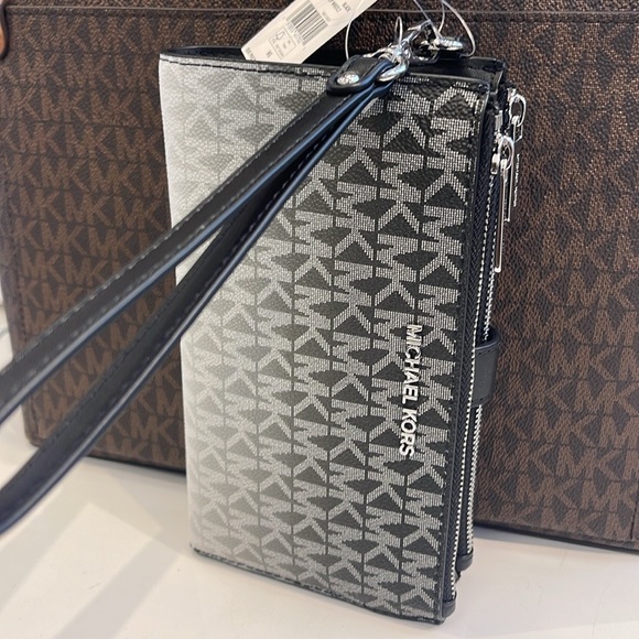 MICHAEL KORS
Jet Set Large Logo Signature Double-Zip Wristlet-Wallet-Phone Case - Picture 4 of 16